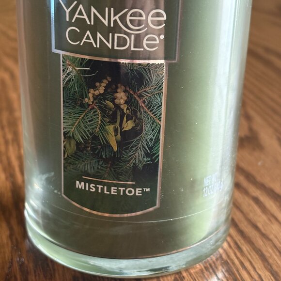 Mistletoe Yankee Candle Medium Tumbler Candle, NWT - Picture 3 of 8